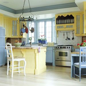 奶油黄与冷凝的蓝色在这个厨房里成为绝佳配对