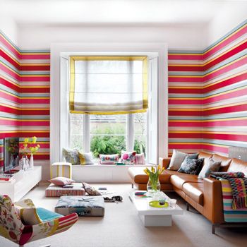 由黄色、红色、粉色组成的条纹墙面，提升了空间立体感的同时又不乏浪漫