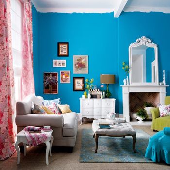 这间客厅的亮点在颜色的运用上，在顶端留白的蓝色墙壁，涂刷痕迹自然，活泼