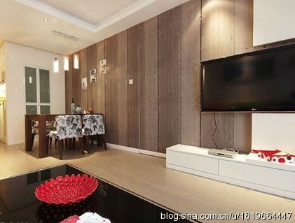 棕色木纹墙纸从餐厅延伸到客厅，把单调的白色电视背景墙一分为二，省钱又不乏创意