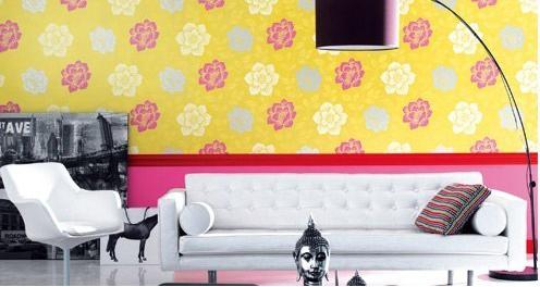 从热闹的花朵壁纸中选取其中的艳粉色作为墙裙的用色，下部的单色增加了视觉的稳定性，暗红色的木制腰线置于其间，使得颇具动感的墙面有了秩序性