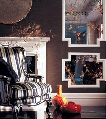 接近黑色的深灰墙面漆奠定了客厅肃穆的基调，而白色的壁炉、踢脚线，以及装饰木线和深灰色形成一种轻与重的碰撞，壁炉和座椅有着典型的西式古典风格