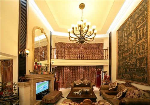 大厅的设计如同传统的欧式古堡，仿佛在为宾客展开一副极为大气又极其精致的视觉画卷