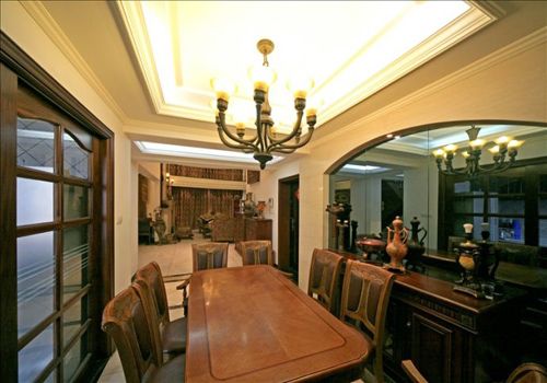 能容纳8人的纯实木方桌是主人的一个小型会客厅，私密且温馨，储物柜上点缀的小饰物做工精致，耐人寻味，展现主人在艺术领域上的不俗品味