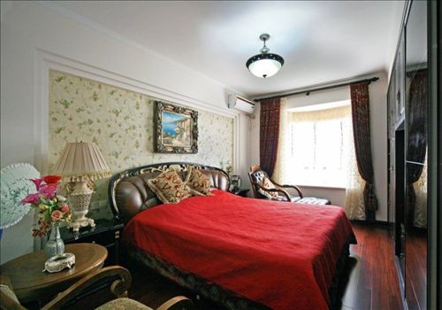 卧室的设计延续了业主喜爱的巴洛克风，空间内的所有家具与软装配饰格调相同，搭配得当，真皮质地、金色雕花的床头，柔化了居室的硬朗质感