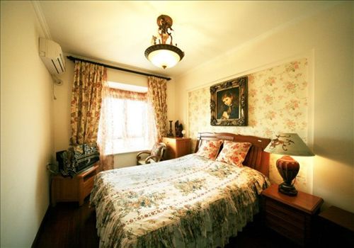 此居室的设计较为简洁，色调柔和，床头的少女油画洋溢着青春气息