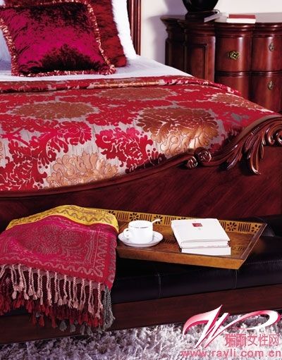 红色大花朵图案床品营造卧室喜庆氛围