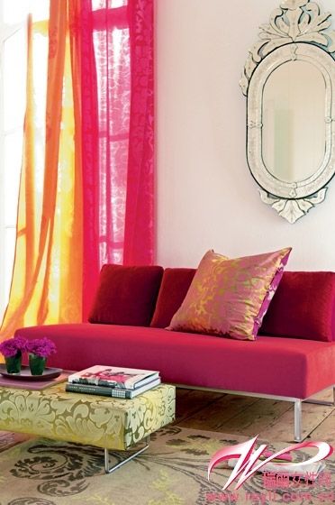 酒红色布艺沙发+酒红色窗帘提升空间温暖