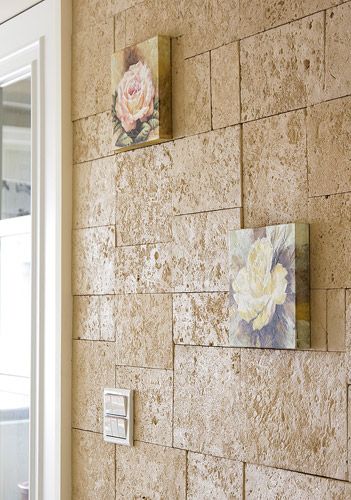 客厅电视墙与厨房之间的壁面，正好成为房间出来的端景，特别将此墙面利用砂岩文化石的质感设计造型墙