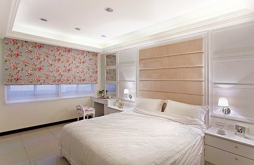 主卧色调仍以白净为主，粉橘色床头绷布，让白色安静的空间增添温暖