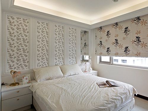 长辈房床头壁面材质为线版与壁纸、窗帘，选择较为清淡的碎花系列，让空间干净温雅