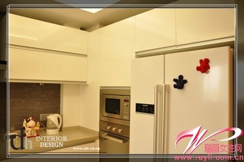白色烤漆厨柜和嵌入式家电显得厨房干净整洁