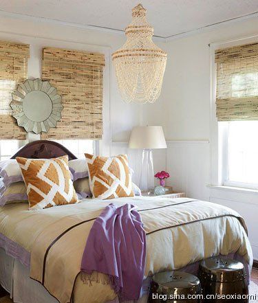 卧室以一片纯净的白色作为空间基调，睡床上或大面积的黄色被单，或小范围的紫色披毯点缀
