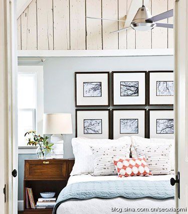 清爽的蓝白色卧室里，多线形的图案与浪漫元素的相互结合，营造出舒适的空间氛围