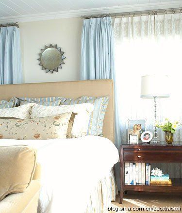 这个卧室在天然丝绸靠包的映衬下显得格外温馨典雅