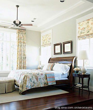 秀外慧中的花案，干净清雅的色彩，当这些元素搭配深色木质家具，营造出低调奢华的卧室风情。以靛青与白色演绎的雅致图案，在你的家中大放光彩