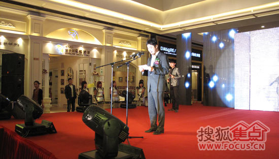 世友公司总经理倪月忠先生宣布开业大典正式开幕