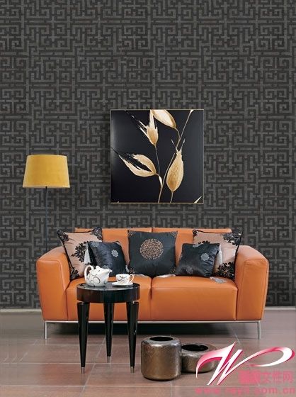 中式纹案壁纸和橙金色皮质沙发和刺绣丝绸靠垫一起营造中式家居的端庄与大气