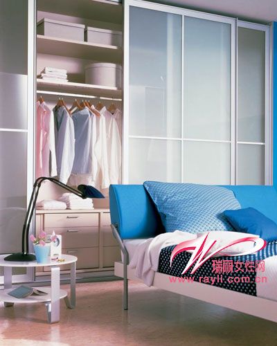 量身制作衣柜可以节省小卧室的空间