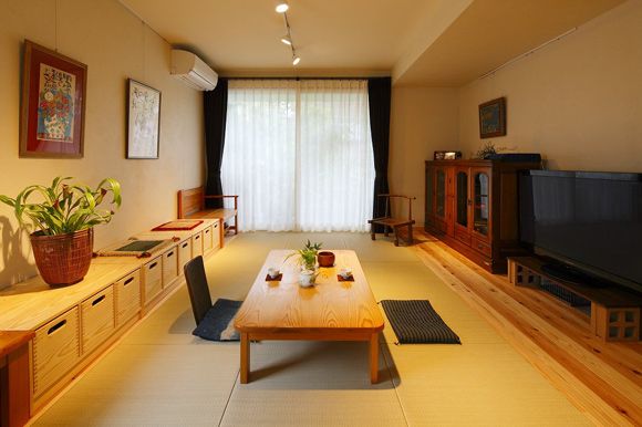 为了能使父亲感到舒适自然，客厅采用了日式风格装修，墙壁和天花板采用硅藻土墙，地面铺上榻榻米，配上各种木制家具，浓浓和风扑面而来
