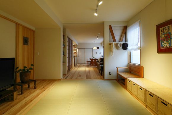 打开推拉门，就可以看到饭厅与厨房。地板选用雪松木地板，配合木制家具，使整个套间看起来风格一致，更具一体感
