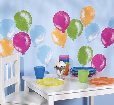清淡的蓝色墙面，搭配四种缤纷色彩的气球墙贴，以及糖果色的餐具，让整个空间呈现出一种新鲜的甜蜜感