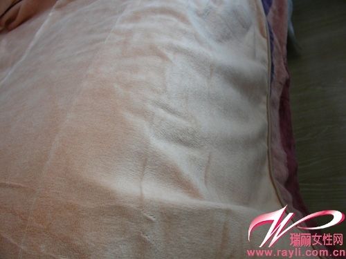 米黄色床单，如宣传所说纯天然的长绒棉原料摸上去手感舒适润滑