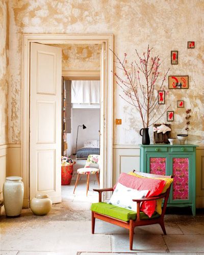 做旧的墙壁和水泥地板体现出公寓的沧桑，颜色鲜艳的柜子和纺织品看上去却生机盎然