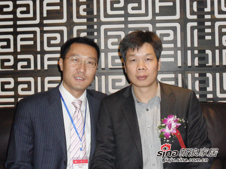 左右沙发厂家总裁洪晓山和河南品牌服务运营商单兵在郑州签售会活动现场