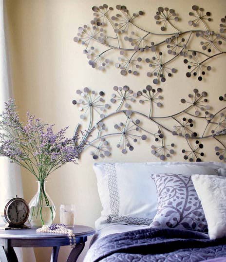 在卧室空白的墙面上贴上铁艺花枝造型