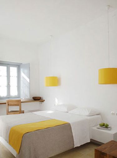 白色简约的卧室可以让人心情平静下来，放松身体，从而得到很好的休息