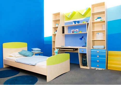 蓝色的儿童房最适合阳光型的男孩了，充满了自由奔放的味道，让你的孩子更有个性