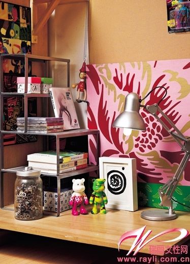 粉绿色搭配涂鸦画以及出彩装饰品找造趣味办公区