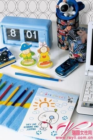 可爱时间器，蓝色毛毡笔袋，共同营造一个充满快乐的工作台。