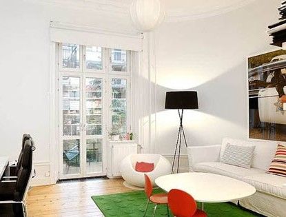 简洁、实用是这个小客厅的最大亮点，墙面选用白色打底，搭配以苹果绿、红色等亮丽色彩的家居饰品，展示出自个儿独有的品味