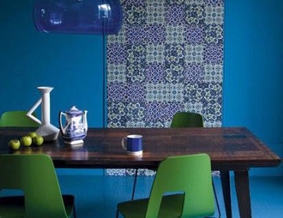 餐厅经常会被各种油污弄脏，如果你懒到连餐桌也不想清理，不妨选用深色系的餐桌，搭配上绿色的餐椅，让人仿佛置身于大森林中，充满了各种原始感，而你要是再把墙面刷成蓝色，就在原始中更增添了一股神秘感