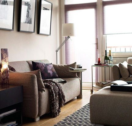 优雅的灰白色沙发外观，搭配紫色调的暗花靠包，非常典雅。若是再配上米色的墙面，更能令空间显得时尚、温馨