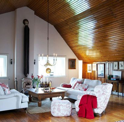 木元素装点的沙发区散发着浓郁的乡村气息，空间布置不追逐流行，所有的装饰物件平和自然