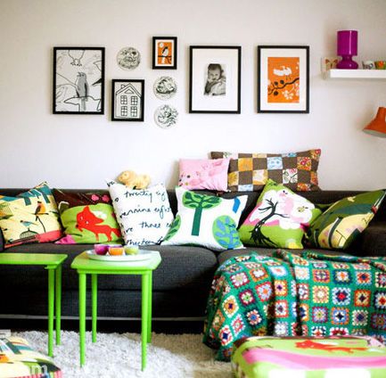 色彩丰富的沙发区，能给人以动感和活力的感觉。沙发背后墙壁上的照片墙，满载了各种生动表情