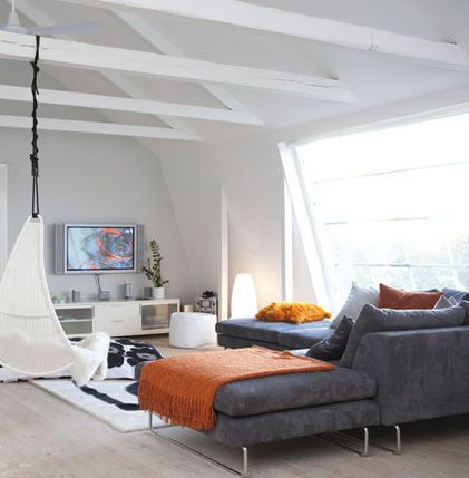 雅致的灰色沙发低调而时髦，利用橙色物品，无需大面积排铺，因为橙色的色调非常明艳