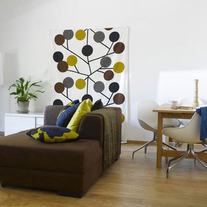 低调的中性色是沙发永远不变的流行，柔和的色调搭配相同色系不同深浅的颜色的家具和饰品，给人一种轻松、舒适的家居感受