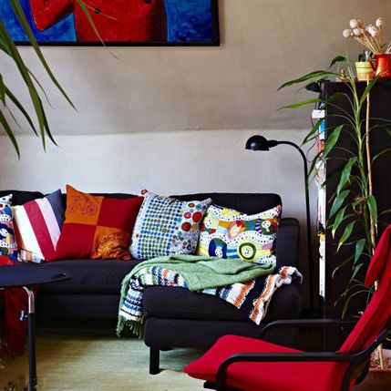 深篮色的沙发优雅大气，再配上若干充满丰富色彩的靠垫，使整个空间里的色彩层次感深浅有序