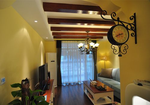 空间大背景是米黄色的，家具的选择可以偏向白色、淡色的木质家具