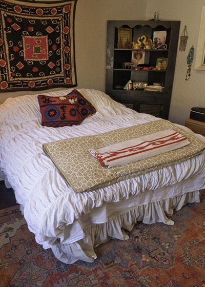 总体呈现暖色调的卧室，床头布艺和收纳柜用黑色来调节颜色的鲜暗平衡