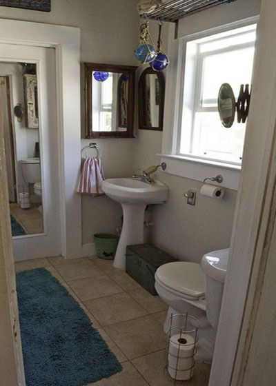 洗手台下的铜绿色收纳箱，充满复古的气息，和房子的装修主题有所联系