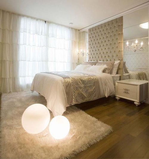 增加浪漫的寝室的缠绵感，在地上铺设软绵绵的长毛地毯。地毯的淡淡粉红色和窗帘上的淡淡粉红色相互呼应，保持室内颜色的淡雅