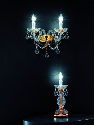 水晶蜡烛吊灯的使用增添了浪漫高贵的气息，与简欧的手法相得益彰