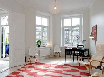 简约的方桌自带收纳功能，红白色块的地毯让房间看起来并没有那么严肃