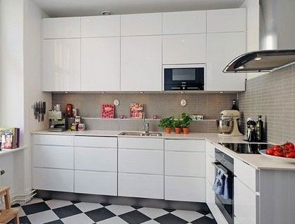 整体洁白的厨房有着强大的收纳功能，上面吊柜、下面厨柜让这个空间有不小的存储量。白色的厨柜简化了厨房的家具色调，让整个空间看起来有种不食人间烟火的洁净感