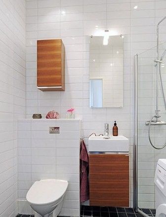 不大的卫浴间里，选择了一款入墙式的马桶和挂墙式的浴室柜，以便腾出更多空间。将镜子设计成小巧的储物空间，用来放置洗漱和护理用品等